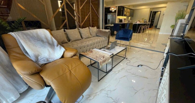 phong khach can ho ban 36 810x430 - Giá mua bán cặp căn hộ thông nhau 4pn tòa B chung cư Saigon South Residences T10/2025