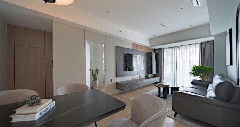 phong khach can ho ban 39 810x430 - Giá mua bán căn hộ tầng sân vườn chung cư Hưng Phúc Happy Residence T10/2025