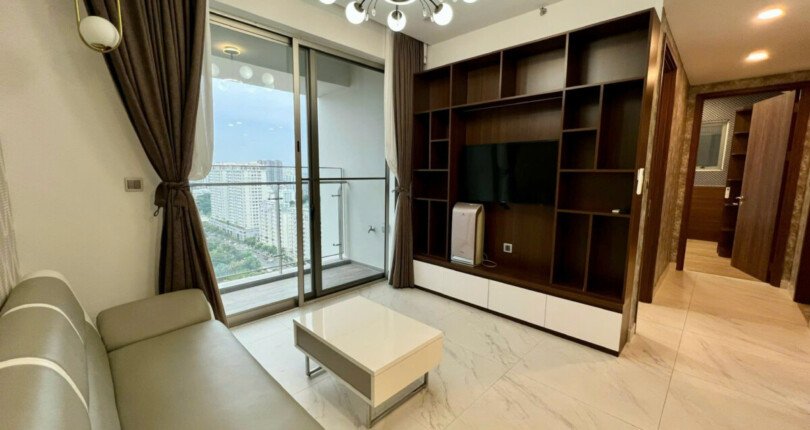 phong khach can ho ban 4 810x430 - Giá mua bán căn hộ 2pn tòa D lầu 19 chung cư Midtown Phú Mỹ Hưng T9/2025