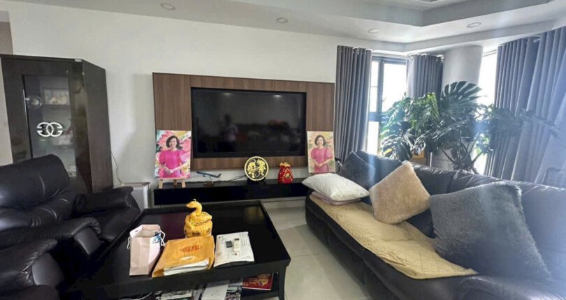 phong khach can ho ban 42 810x430 - Giá mua bán căn hộ 3pn tòa A chung cư Riverpark Premier T10/2025