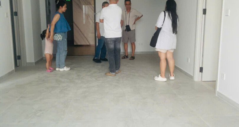 phong khach can ho ban 810x430 - Giá mua bán căn hộ 2pn tòa nhà A chung cư Cardinal Court Phú Mỹ Hưng T9/2025