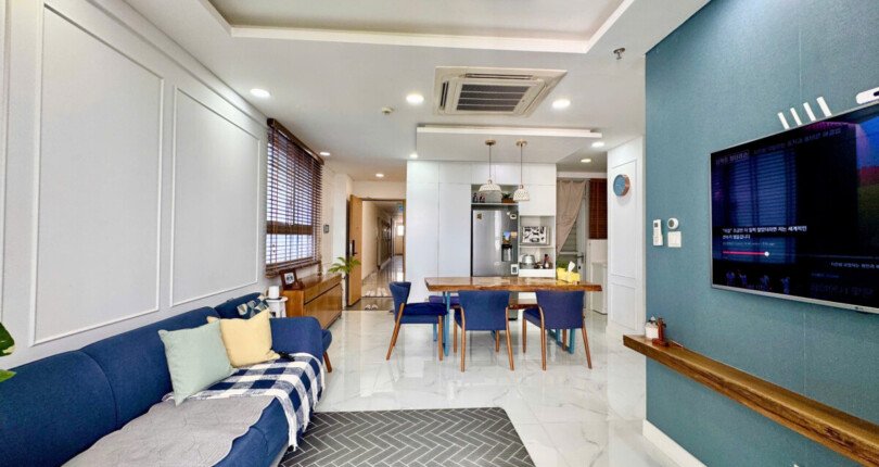 phong khach can ho can ban gap 810x430 - Bán căn hộ chung cư Scenic Valley 2, 97m2, 03pn, giá 8.8 tỷ, nhà đẹp, đầy đủ nội thất.
