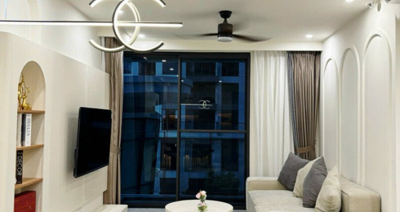 phong khach can ho hoan thien cao cap 810x430 - Giá mua bán căn hộ 3pn tòa B view hồ bơi chung cư Cardinal Court Phú Mỹ Hưng T9/2025
