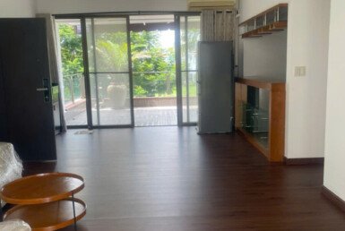 phong-khach-lien-ke-ban-cong-san-vuon