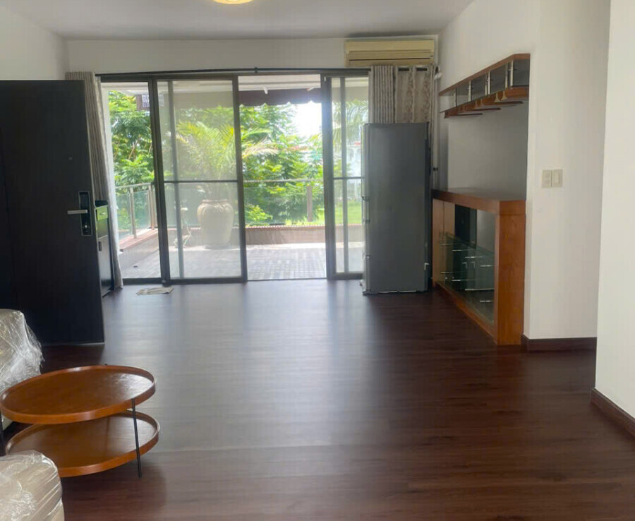 phong khach lien ke ban cong san vuon 900x738 - Giá mua bán căn hộ 3pn tầng sân vườn chung cư The Panorama Phú Mỹ Hưng T9/2025