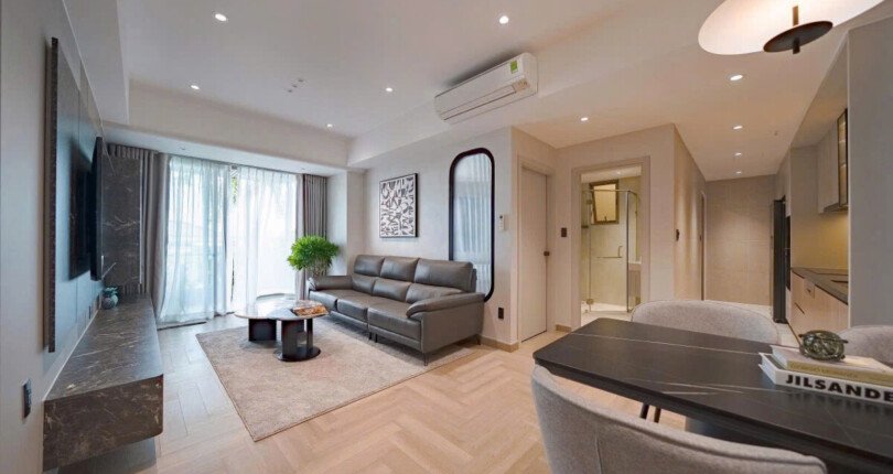 phong khach rong rai 2 810x430 - Giá mua bán căn hộ tầng sân vườn chung cư Hưng Phúc Happy Residence T10/2025