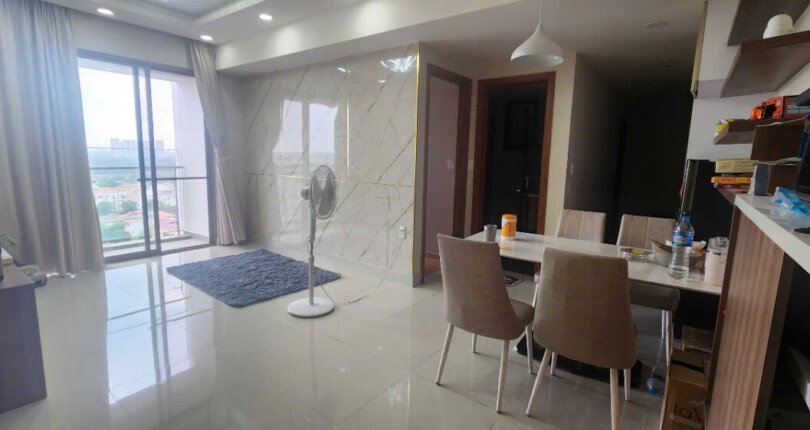 phong khach rong rai 810x430 - Giá mua bán căn hộ 2pn tòa C view Biệt thự chung cư Hưng Phúc Happy Residence t9/2025