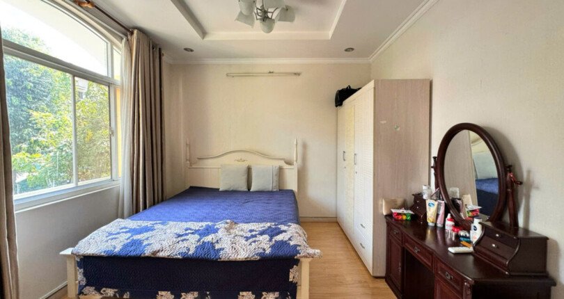 phong ngu day du noi that 810x430 - Giá mua bán nhà nguyên căn Khu biệt thự Hưng Thái 1 phường Tân Hưng T10/2025