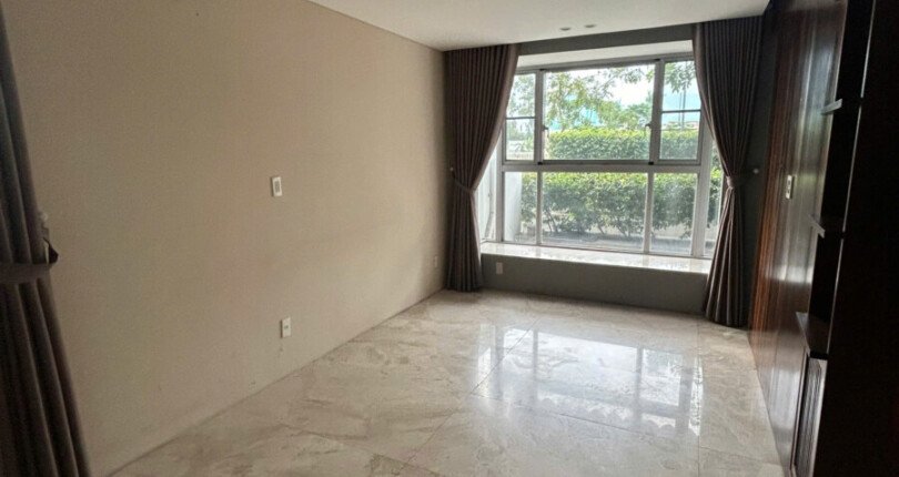 phong ngu master 5 810x430 - Giá mua bán căn hộ tầng trệt Ground house chung cư Scenic Valley 1 T10/2025