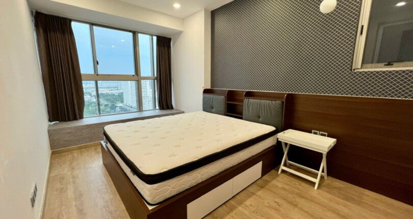 phong ngu master can ho ban 810x430 - Giá mua bán căn hộ 2pn tòa D lầu 19 chung cư Midtown Phú Mỹ Hưng T9/2025