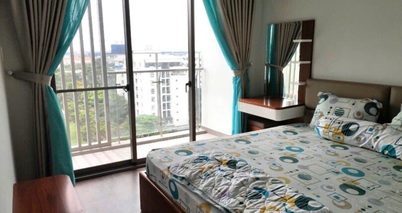 phong ngu master trong can ho ban 810x430 - Mua bán căn hộ 2pn 2 ban công tòa B có ô xe chung cư Hưng Phúc Nguyễn Lương Bằng giá 7 tỷ