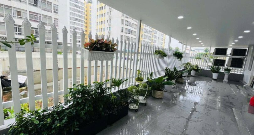 san vuon can ho ban 1 810x430 - Bán căn hộ 131m2, chung cư Sky Garden 2, nội thất mới, giá 8 tỷ, nhà đang có hợp đồng thuê 29tr/tháng.