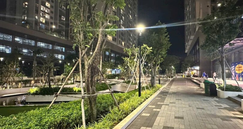 shophouse ban lien ke pho di bo 810x430 - Giá mua bán Shophouse khối đế tòa Uranus chung cư Q7 Saigon Riverside T10/2025