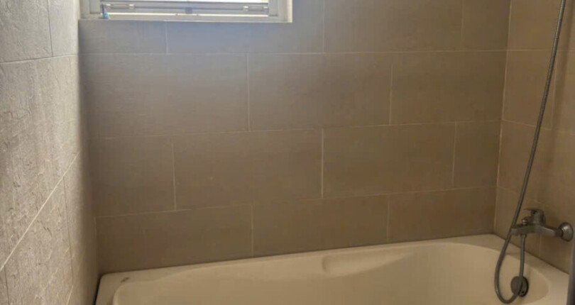 toilet co bon tam 810x430 - Giá mua bán căn hộ 3pn chung cư Grand View Phú Mỹ Hưng T9/2025