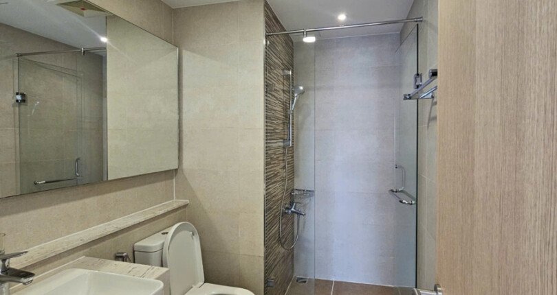 toilet day du thiet bi 810x430 - Giá mua bán căn hộ 3pn tòa nhà C chung cư Riverpark Premier phường Tân Hưng T9/2025