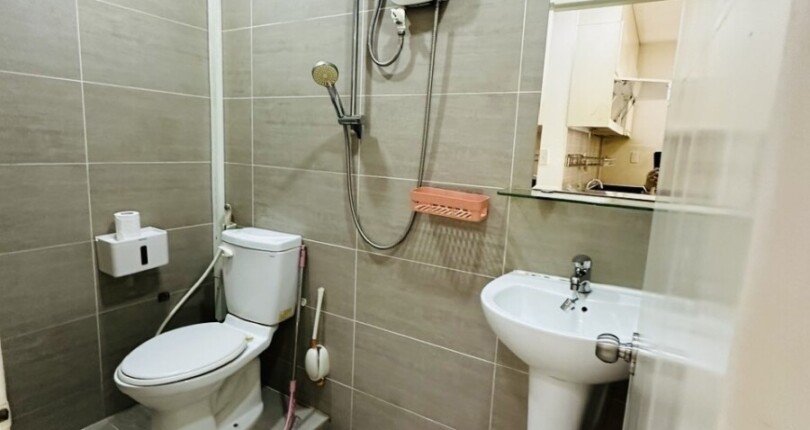 tollet can ho ban 4 810x430 - Cần bán căn hộ chung cư Sky Garden 3, 68m2, lầu cao, giá 4.690 tỷ, nhà đang trống xem nhà dễ.