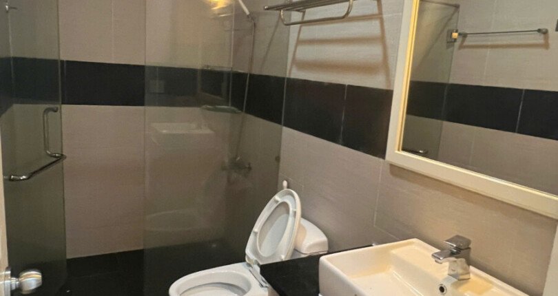 tollet can ho ban 5 810x430 - Bán căn hộ 70m2 chung cư Sky Garden 3, giá 4.9 tỷ, nội thất đầy đủ, nhà đang có hợp đồng thuê.