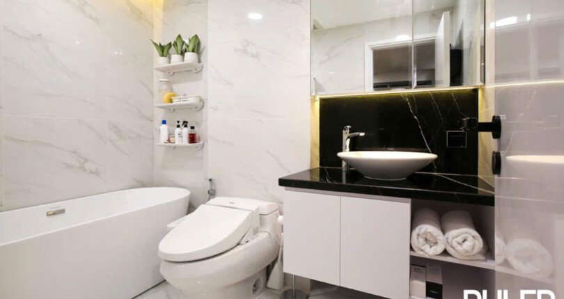 tollet can ho ban 8 810x430 - Bán căn hộ chung cư Green Valley, 128m2, nhà đẹp, giá 11.8 tỷ, nội thất đầy đủ , nhà đang có hợp đồng thuê.