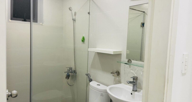 tollet can ho cho thue 810x430 - Cho thuê căn hộ chung cư Scenic Valley 1, 80m2, 02pn, giá 22tr/tháng, bao VAT, nội thất đầy đủ, xem nhà dễ.