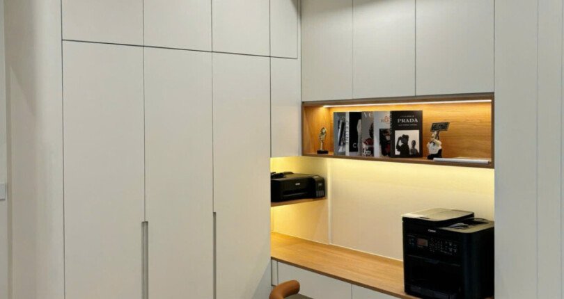 tu quan ao va goc trang diem 810x430 - Giá mua bán căn hộ 3pn tòa B view hồ bơi chung cư Cardinal Court Phú Mỹ Hưng T9/2025