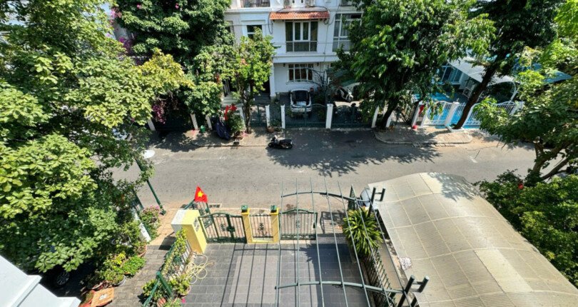 view noi tu ban cong san thuong 810x430 - Giá mua bán nhà nguyên căn Khu biệt thự Hưng Thái 1 phường Tân Hưng T10/2025