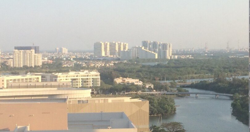 view phong khach 810x430 - Bán gấp căn hộ 3pn tòa D, căn góc, lầu cao, view hồ bơi chung Scenic Valley 1 giá 9,1 tỷ