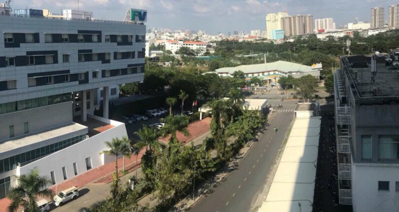 view phong khach can ho 810x430 - Giá mua bán căn hộ 2pn tòa C chung cư Scenic Valley 2 Phú Mỹ Hưng T9/2025