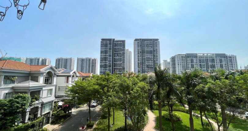 view phong khach can ho lien ke cong vien 810x430 - Bán gấp căn hộ sân vườn chung cư Nam Phúc Le Jardin Phú Mỹ Hưng T9/2025