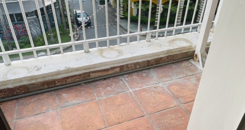 ban cong can ho ban 1 810x430 - Giá mua bán căn hộ sân vườn tòa D có thang máy chung cư Mỹ Phước phường Tân Hưng T10/2025