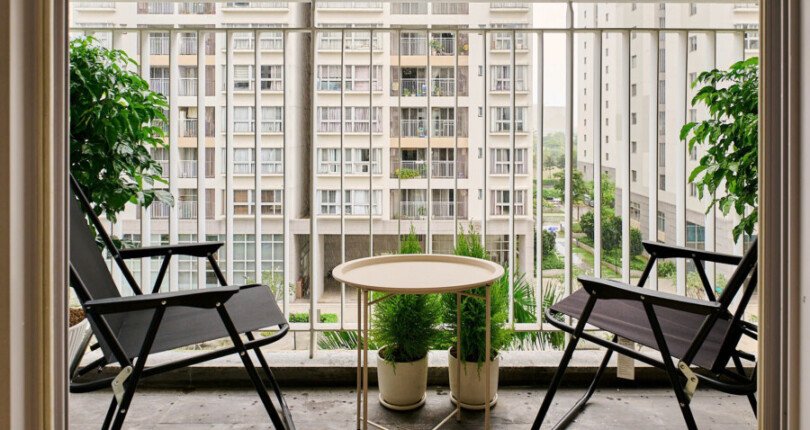 ban cong phong khach can ho 1 810x430 - Giá mua bán căn hộ 3pn số 04 tòa nhà E chung cư Scenic Valley 1 phường Tân Mỹ T11/2025