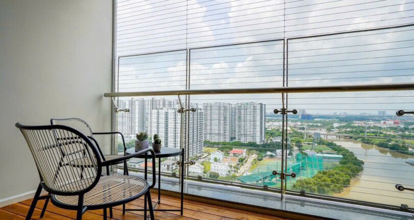 ban cong phong khach can ho truc dien song 810x430 - Giá mua bán căn hộ Tophouse chung cư Riverpark Premier phường Tân Hưng T10/2025