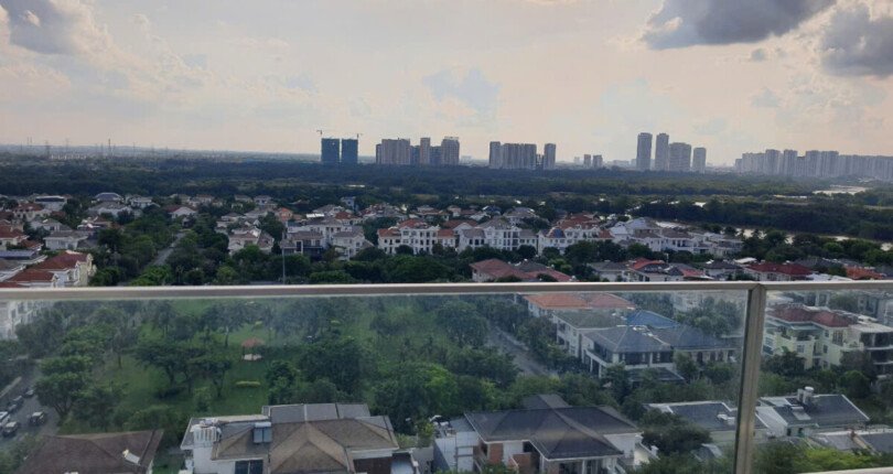 ban cong phong khach truc dien khu biet thu chateau 810x430 - Bán gấp căn hộ 2pn view biệt thự lầu cao chung cư Hưng Phúc giá 7,550 tỷ có ô xe