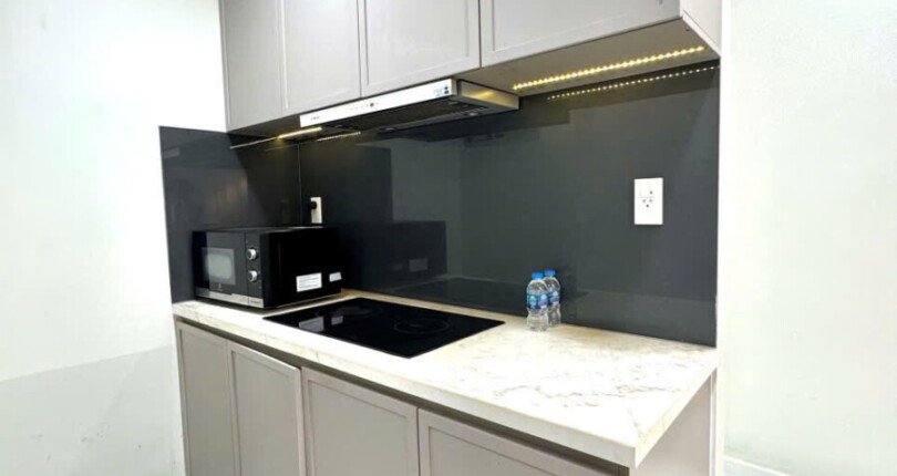 bep can ho can ban 1 810x430 - Bán căn hộ 71m2, chung cư Scenic Valley 1, giá 6.8 tỷ + 01 ô đậu xe ô tô, nhà đẹp.