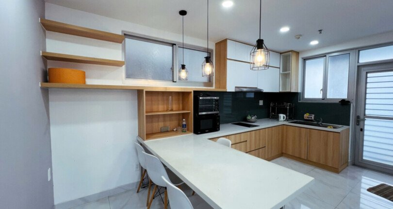 bep can ho cho thue 810x430 - Cho thuê căn hộ chung cư Scenic Valley 2, 75m2,02pn, căn góc, giá 20tr/tháng, nội thất đầy đủ.