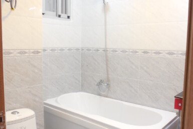 bon-tam-nam-trong-toilet