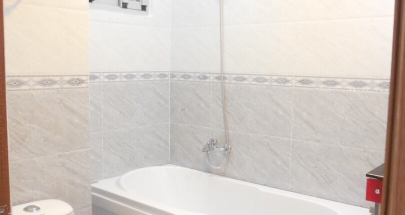 bon tam nam trong toilet 810x430 - Giá mua bán căn hộ 2pn tòa H chung cư Scenic Valley 1 phường Tân Mỹ T10/2025