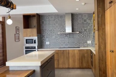 can-canh-bep-day-du-thiet-bi