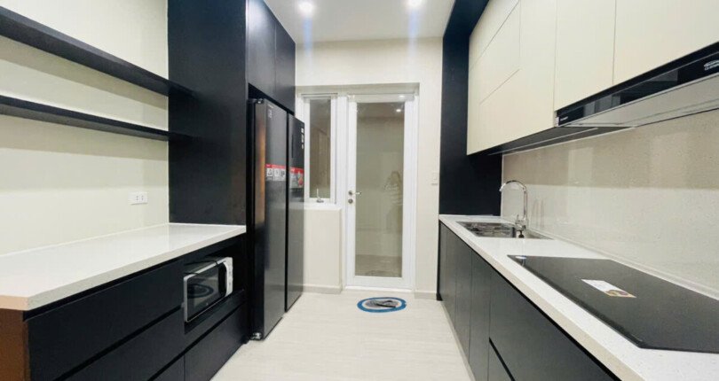 can canh khong gian bep rong rai 810x430 - Giá mua bán căn hộ 3pn chung cư Green View phường Tân Mỹ T11/2025