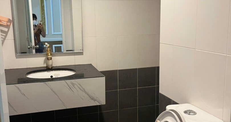can ho ban co 2 toilet day du thiet bi 810x430 - Giá mua bán căn hộ 2pn tòa C2 chung cư Belleza phường Tân Mỹ T10/2025