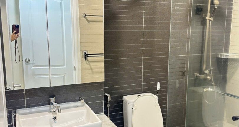 can ho ban co 2 toilet hoan thien day du thiet bi 810x430 - Giá mua bán căn hộ 3pn tòa B chung cư Scenic Valley 1 phường Tân Mỹ T11/2025