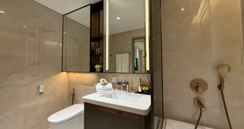 can ho ban co 2 toilet hoan thien sang trong ngoai nhap 810x430 - Giá mua bán căn hộ 2pn tòa A chung cư The Sculptura Phú Mỹ Hưng T10/2025