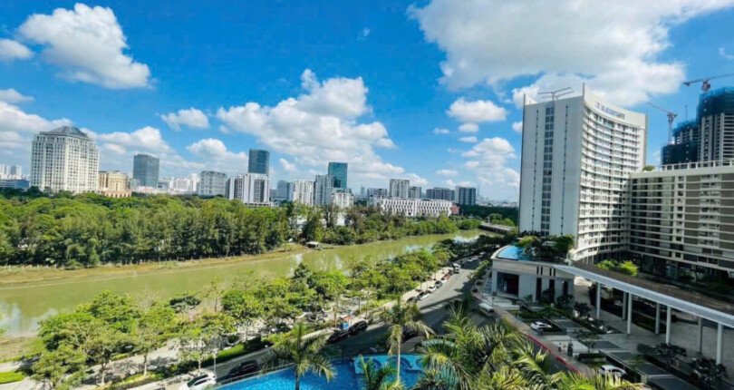 can ho ban lien ke song va ho boi noi khu 810x430 - Giá mua bán căn hộ 3pn view sông chưng cư The Signature m7 Phú Mỹ Hưng T10/20225