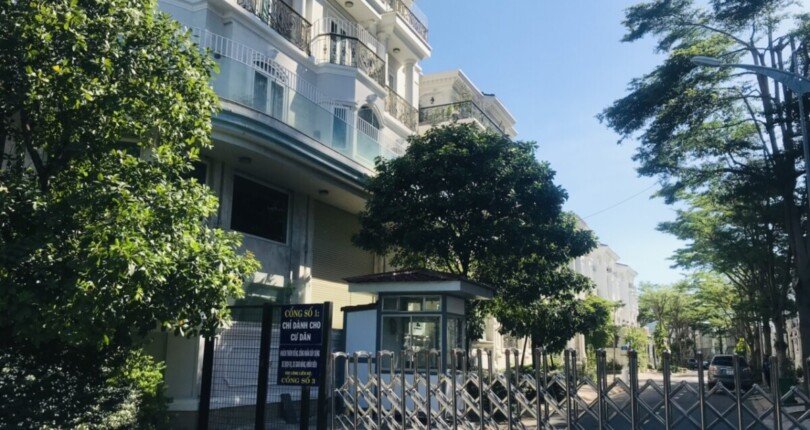 cong vao kdc 810x430 - Giá mua bán nhà phố nguyên căn mặt Đường số 1 kdc Cityland Riverside phường Tân Mỹ T10/2025
