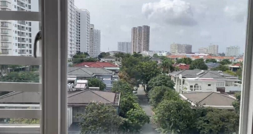 cua so phong ngu 810x430 - Giá mua bán căn hộ BS 3pn chung cư Riverside Residence phường Tân Mỹ T10/2025