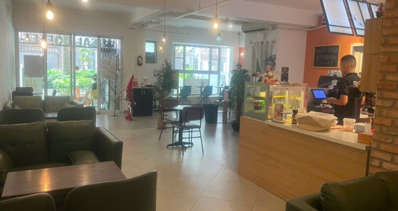 hien trang can ho dang kinh doanh cafe 810x430 - Giá mua bán căn hộ Ground House tầng trệt chung cư Scenic Valley 1 t10/2025