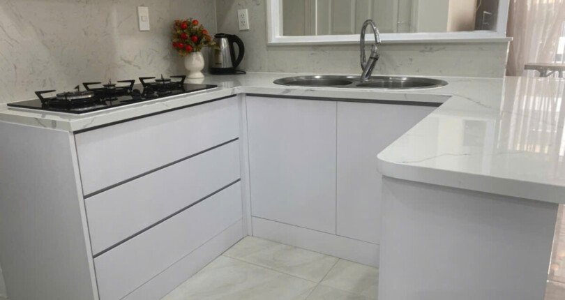 hinh anh bep can ho can ban 810x430 - Bán căn hộ 02pn chung cư Scenic Valey 1, giá 6.5 tỷ, đầy đủ nội thất, xem nhà dễ.