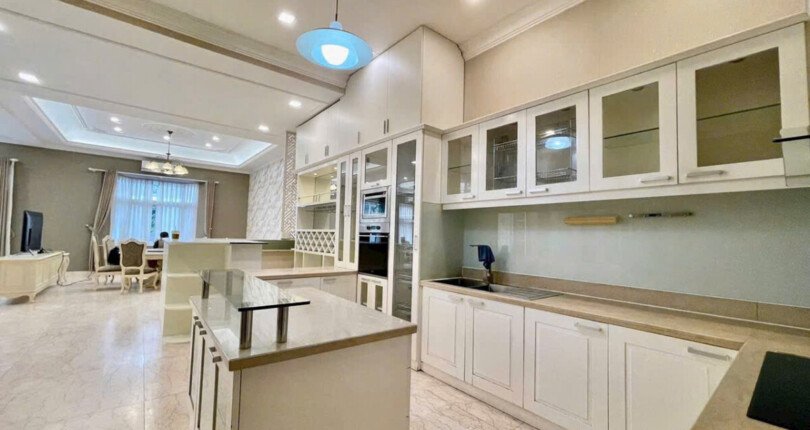khong gian bep rong rai 1 810x430 - Giá cho thuê nhà Biệt thự đơn lập 4pn có hồ bơi khu Mỹ Phú - Phú Mỹ Hưng T10/2025