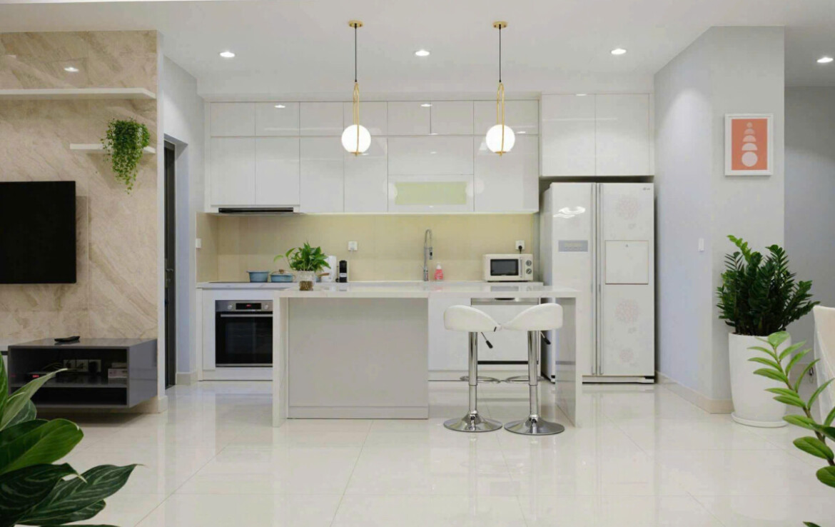 khong gian bep rong rai 17 1170x738 - Giá mua bán căn hộ 04 tòa C view sông chung cư Riverpark Premier phường Tân Hưng T10/2025