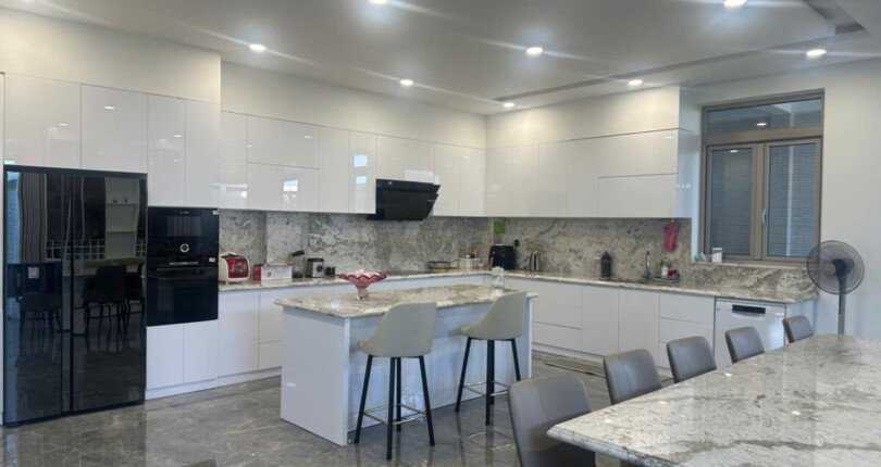 khong gian bep rong rai 3 810x430 - Giá mua bán nhà Biệt thự nguyên căn kdc Thái Sơn Nhà Bè T10/2025