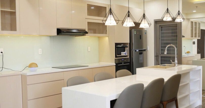 khong gian bep rong rai 810x430 - Giá mua bán căn hộ 3pn view biệt thự chung cư Hưng Phúc Happy Residence t10/2025